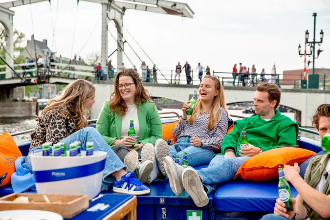 Groepsuitje op de Amsterdamse grachten
